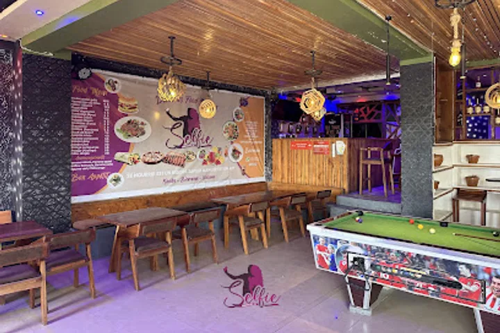 Selfie Bar & Restaurant photo principale